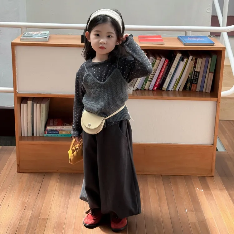 小思家女童2025秋季新款韩版百搭圆领打底衫毛线吊带灯笼裤套装