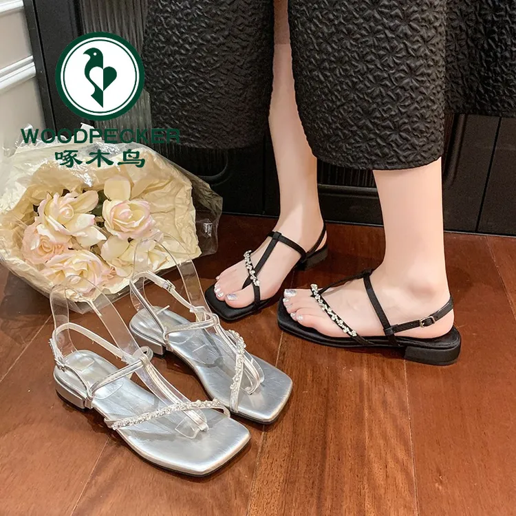 啄木鸟法式低跟水钻凉鞋2025新款夏季温柔气质配裙子夹趾罗马鞋女