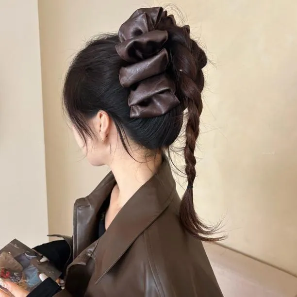 云朵泡泡皮质抓夹女高级感褶皱发夹2025新款后脑勺盘发鲨鱼夹头饰