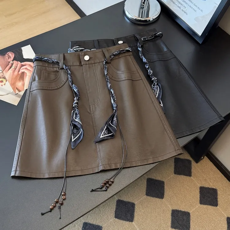 新款潮牌女装配丝巾时尚A字包臀2025秋冬复古显瘦PU皮半身裙