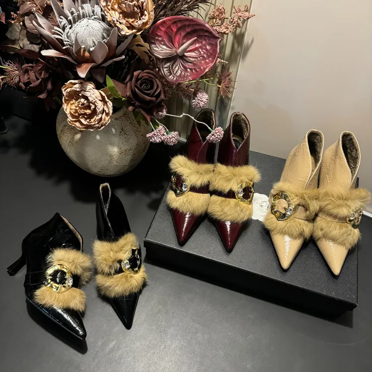 2025年冬季新款兔毛时尚精致百搭秀气款细根加绒尖头深口高跟鞋