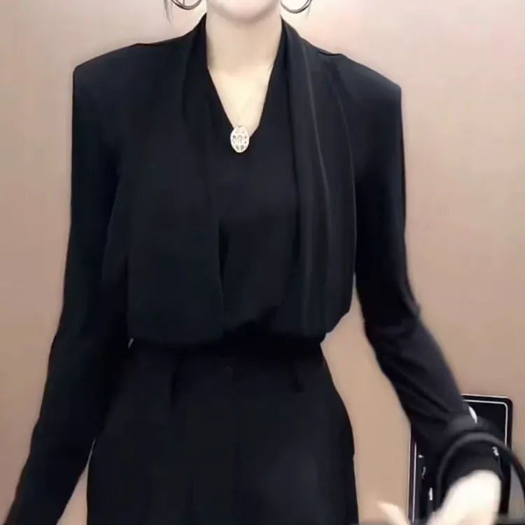 挂脖设计感气质百搭V领长袖t恤女打底衫春秋款修身设计感洋气上衣