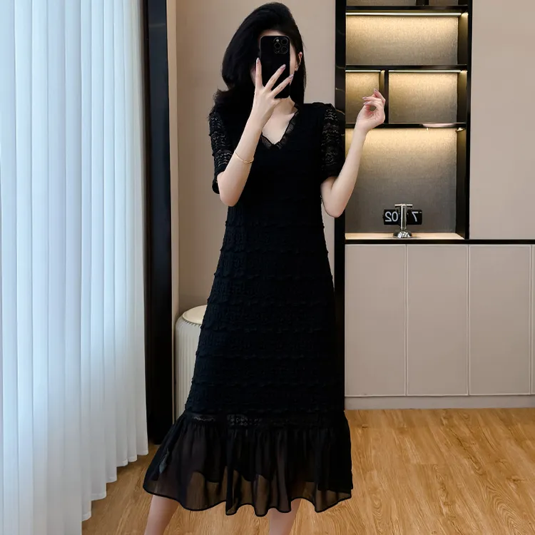 黑色高端精致连衣裙女2025夏季新款气质显瘦蕾丝拼接赫本风中长裙