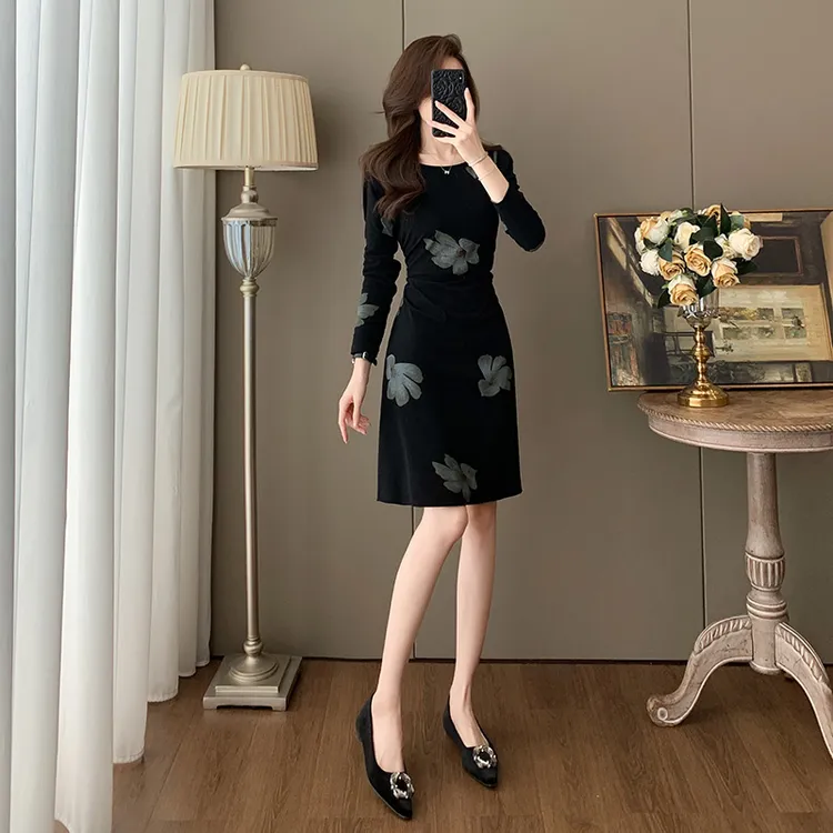 巨好看印花连衣裙女早秋长袖弹力修身显瘦高级感法式气质宴会裙子