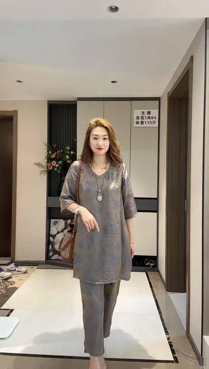 6111（套装）夏季爆款幻彩流光轻奢V领提花中长款上衣+裤子两件套