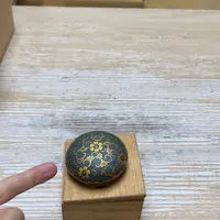 瓷片密密麻麻地排列在一起