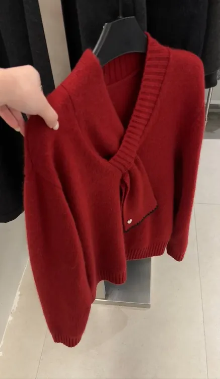 设计感围巾圣诞红色V领针织衫女冬季毛衣外套高级感气质宽松上衣