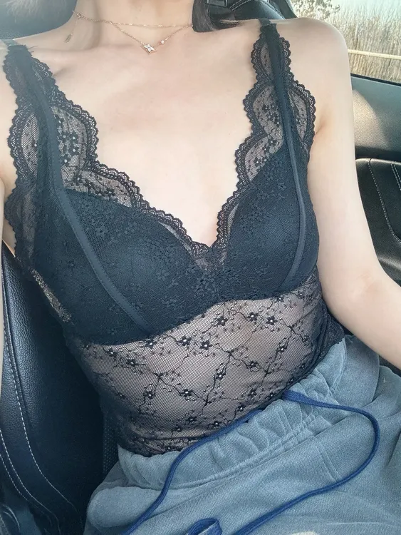 2025东大门vintage复古提花肌肤对话的通透立体蕾丝肌理背心