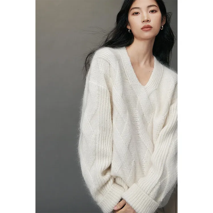 法式白色慵懒风仿马海毛V领软糯毛衣女麻花宽松内搭打底针织毛衣
