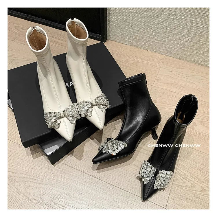 【CHENWW】尖头小猫跟弹力瘦瘦靴加绒短靴水钻蝴蝶结大码高跟时装靴