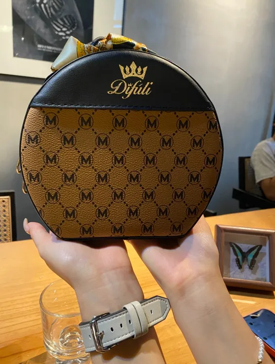 新款时尚撞色车缝线圆饼通用拉链手提包贝壳包地雷系中性风半圆