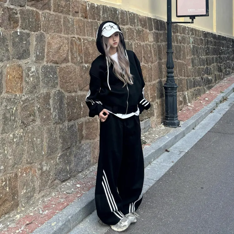 秋季时髦高级感休闲运动套装女款外套连帽卫衣三条杠阔腿裤两件套