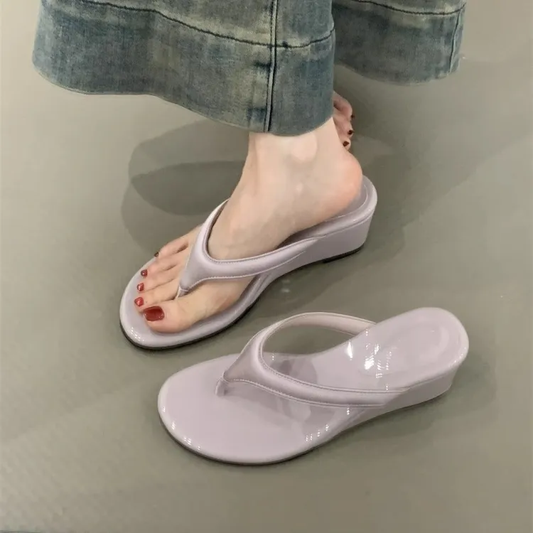 坡跟夹脚人字拖鞋女鞋子外穿2025夏季豹纹凉拖高跟沙滩度假凉拖鞋