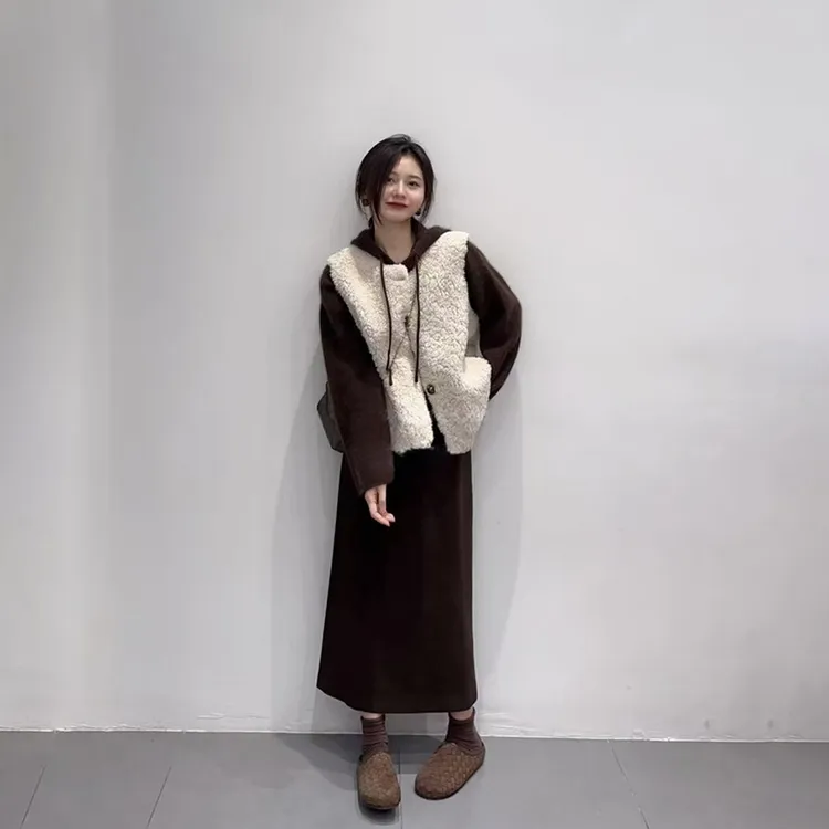 2025秋季新款韩系松弛感穿搭毛毛马甲搭连帽针织上衣半身裙三件套