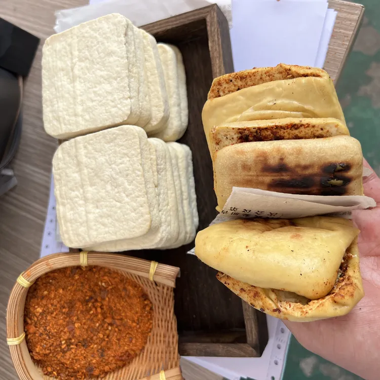 贵州正宗臭豆腐酸汤臭豆腐夹心豆腐街边特色烤臭豆腐送辣椒面
