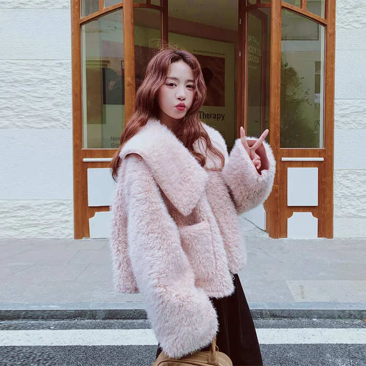 雾霾粉复古千金风皮毛一体外套2025冬季新款法式高级感温柔风棉衣