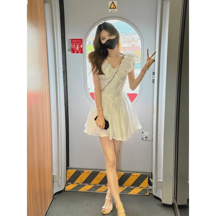 茶歇法式白色v领仙女裙夏款新款小个子高级感收腰显瘦短裙子