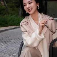 玉兰悠悠2025新款秋“颜如舜华”速写玉兰花图案人字纹羊绒方巾