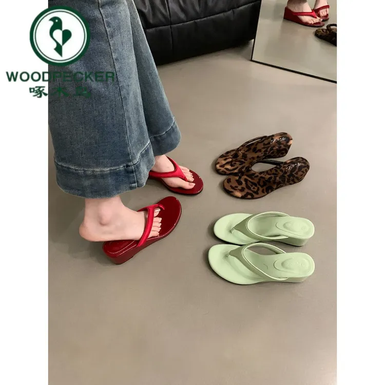 啄木鸟坡跟夹脚人字拖鞋女2025夏季外穿高跟气质红色配裙子凉拖鞋