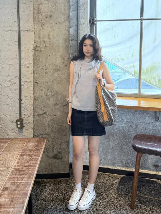 夏季新款洋气衣服女法式浪漫松弛度假风荡领无袖背心牛仔高腰短裙