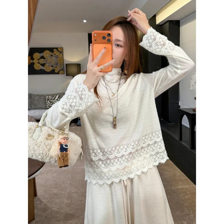 张涩涩 2025冬季新款"温柔SPA" 云感叠搭 白色磨毛蕾丝高领打底衫