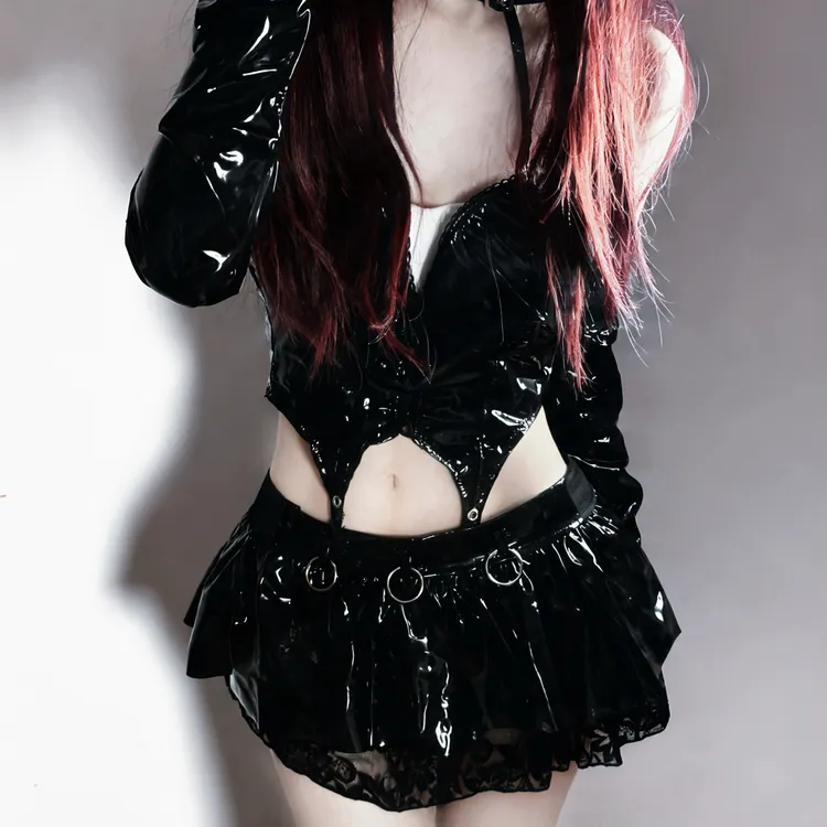 夏季欧美风洋气甜酷黑色短裙皮革链扣挂脖镂空上衣套装