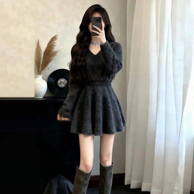 2025新款灰色v领针织长袖连衣裙子女秋冬季气质收腰内搭毛衣短裙