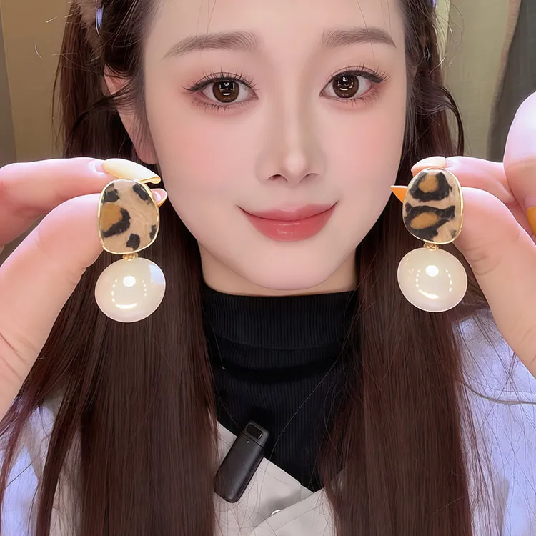 铜合金绒毛耳饰 毛绒豹纹珍珠吊坠耳钉女气质复古港风耳环耳饰