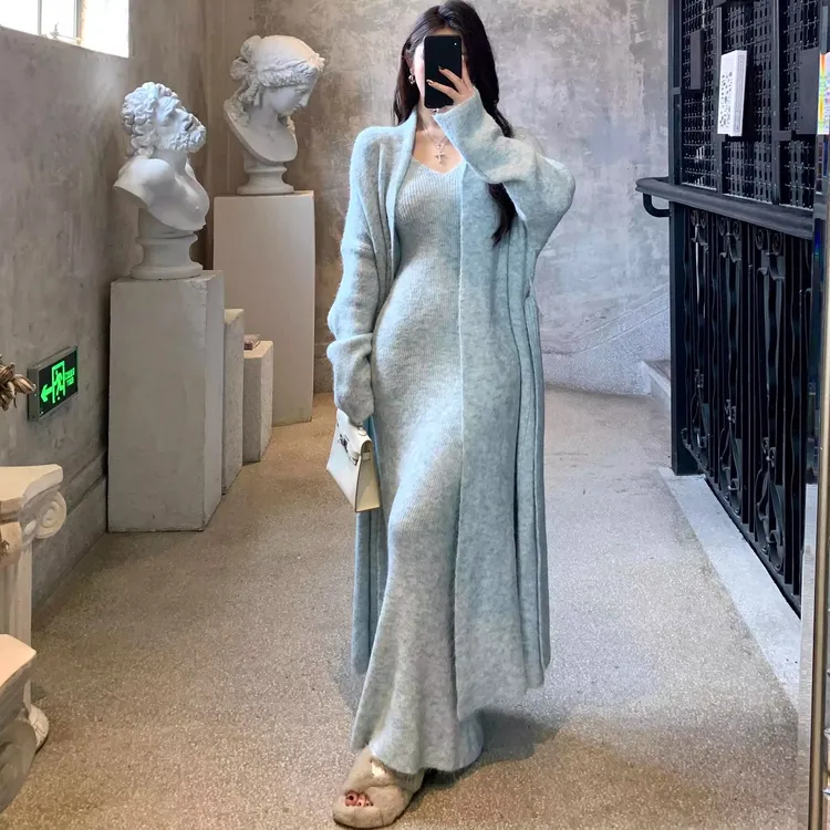新款早秋款韩系浅蓝色长款毛衣外套松弛感针织开衫吊带裙女两件套
