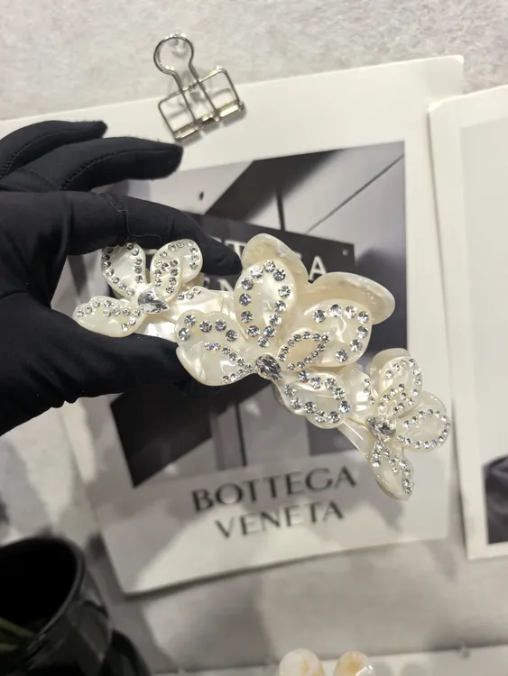 轻奢风三角梅长款抓夹立体醋酸花朵水钻鲨鱼发抓