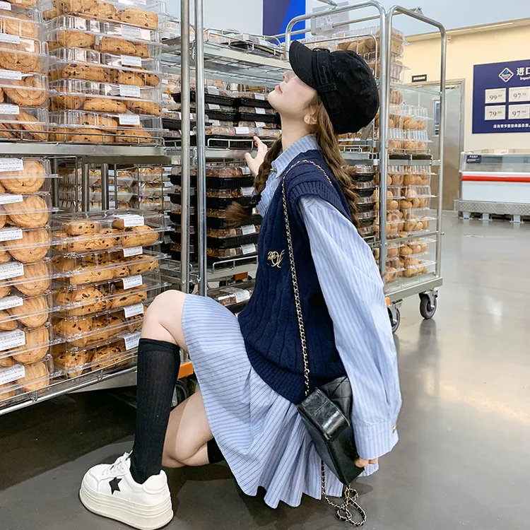 韩剧穿搭套装女早秋新款高级感针织马甲叠穿条纹衬衫连衣裙两件套