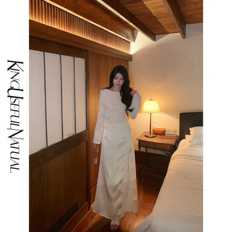 KUN【薄雾少女】优美身姿 浮雕弹力小花朵侧收褶微喇袖设计长袖上衣