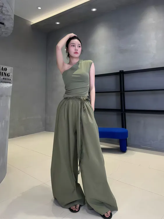 2025夏季新款斜肩上衣搭配显高阔腿裤时尚套装超显腿长穿搭
