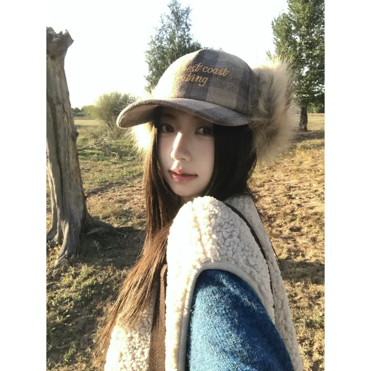 复古格子刺绣毛毛鸭舌帽女秋冬保暖显脸小护耳鸭舌帽