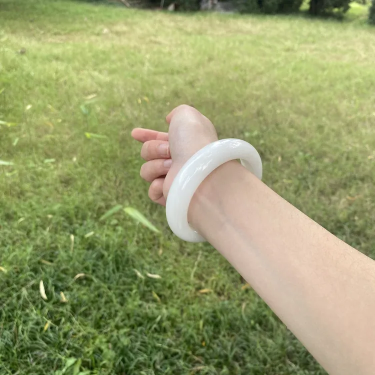 和田玉手镯，尊贵大气