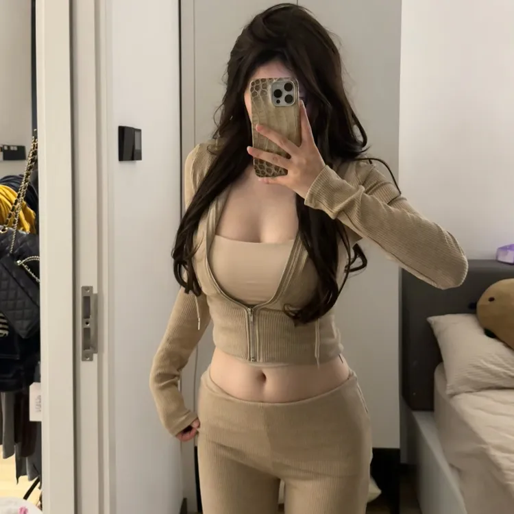 CallmeHuang 早秋松弛感纯欲运动套装