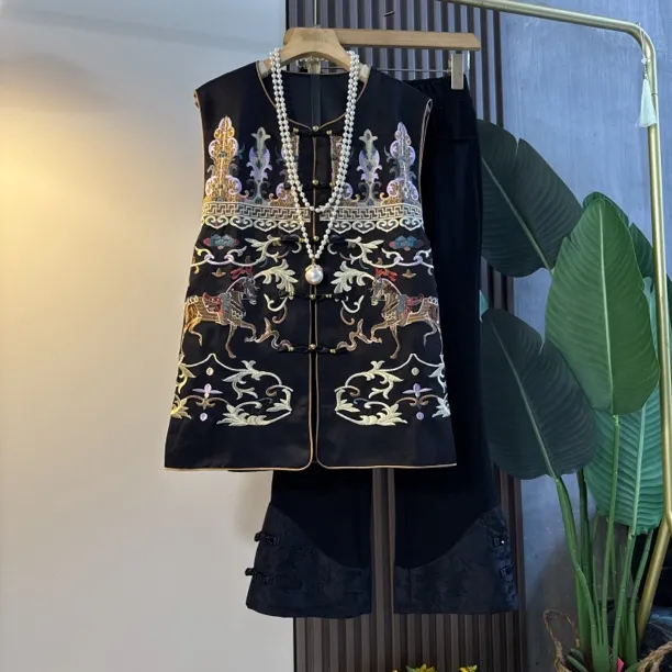 中国风秋季新款大码女装时尚复古中式刺绣马甲民族风黑色气质显瘦