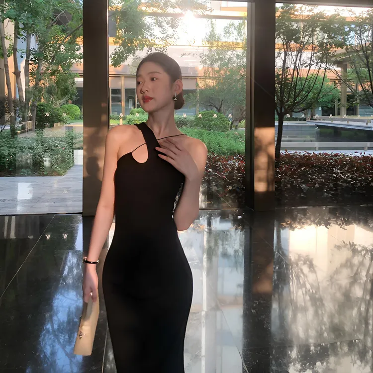 气质修身露肩连衣裙小众设计师款纯色露背礼服裙性感吊带包臀裙子