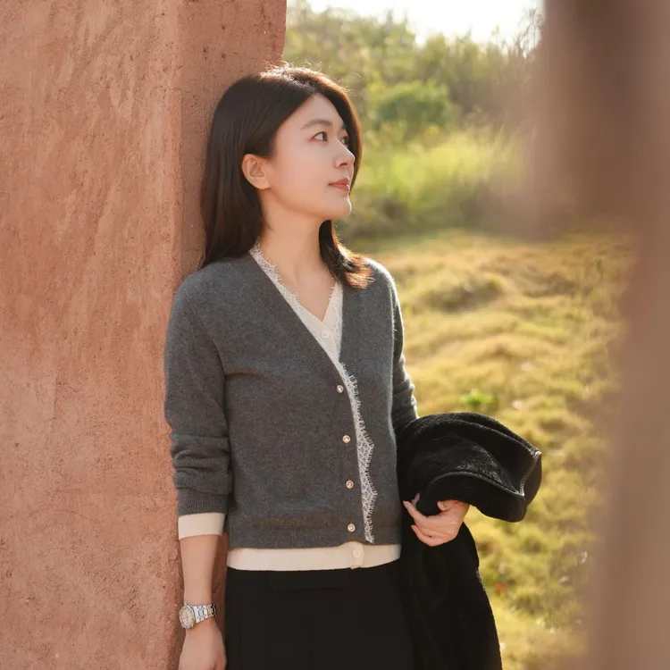 Manchenh"蕾丝氛围"康赛妮100羊绒12针精纺羊毛假两件蕾丝边上衣