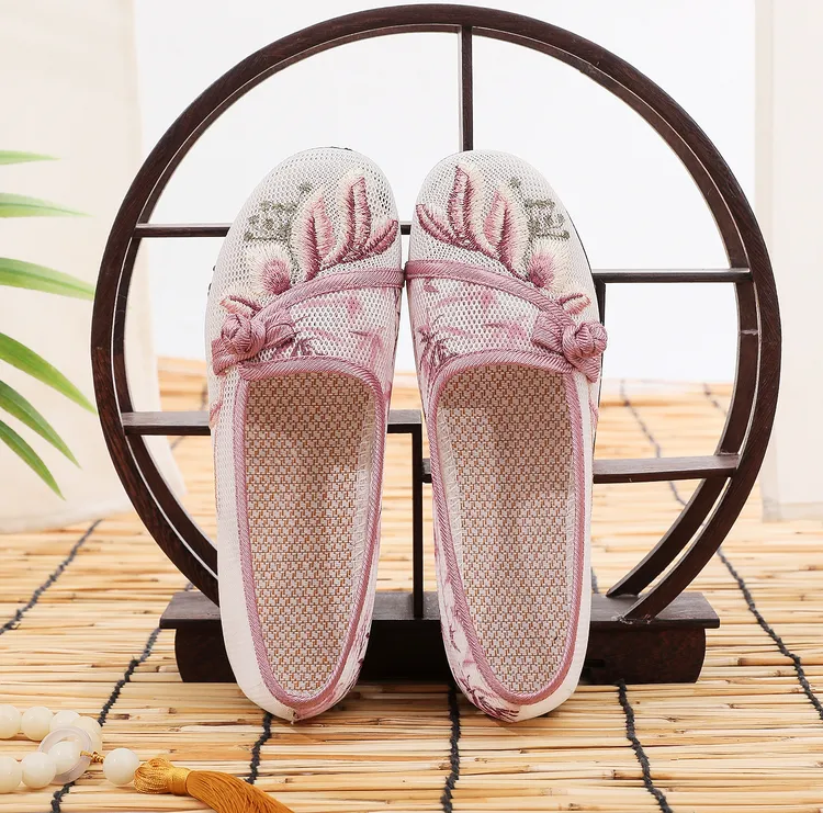 老北京布鞋夏季女时尚透气凉鞋镂空网面民族风绣花一脚蹬洞洞鞋