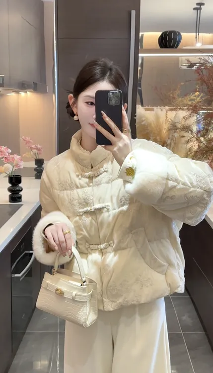 【周粥】【冬露】2025冬季新款刺绣盘扣加绒加厚羽绒服预JJQ5YRF5787