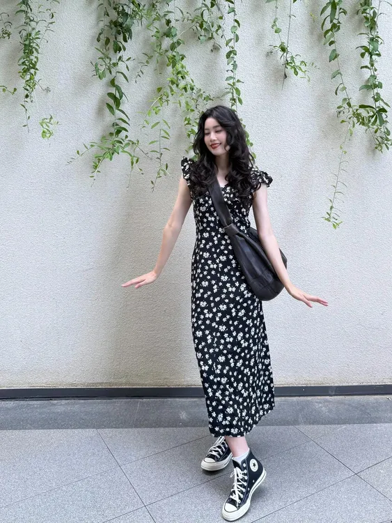 2025夏季新款韩系绝美黑色碎花长裙子小飞袖修身茶歇法式连衣裙