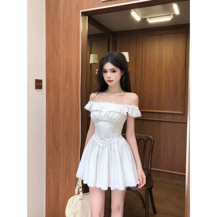 法式纯欲风白色一字肩连衣裙子女设计感小众收腰蕾丝拼接短裙夏季
