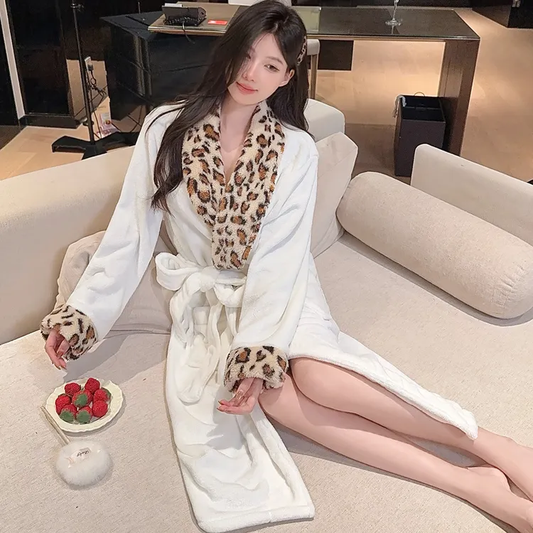 法兰绒睡袍女款2026新款冬高级感豹纹翻领秋冬季浴袍白色薄绒浴衣