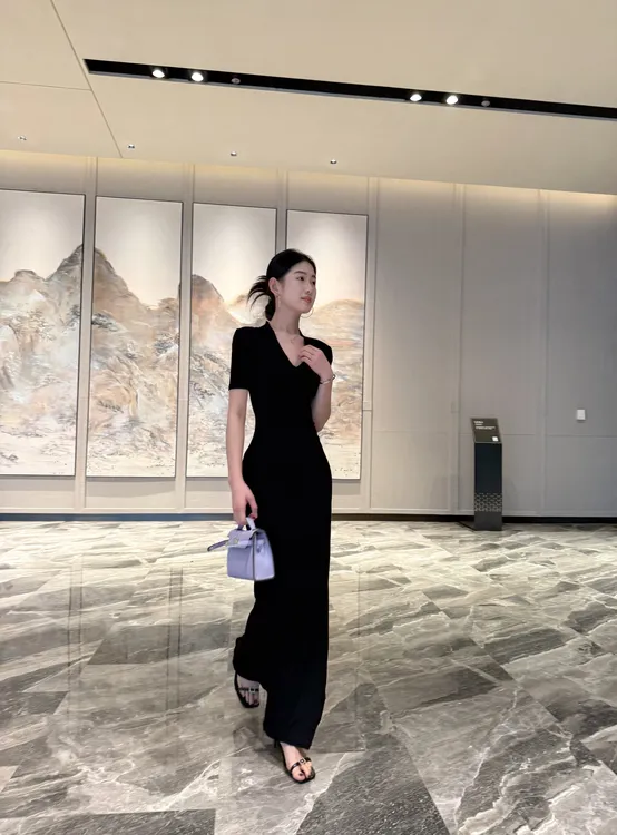 2025夏季V领连衣裙纯欲风时尚性感收腰黑色针织螺纹气质显瘦裙子