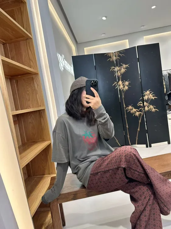 8ON8 2025秋冬复古经典草莓假俩件长袖T女全棉印花宽松上衣