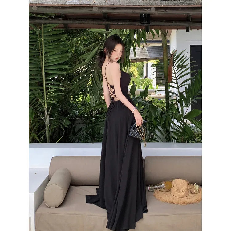 性感绑带露背V领吊带连衣裙女夏季新款度假风显瘦气质收腰大摆裙