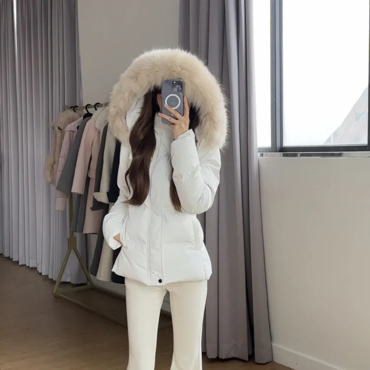 小小仟 2025新款收腰版羽绒服女冬季短款白色修身貉子毛毛领外套