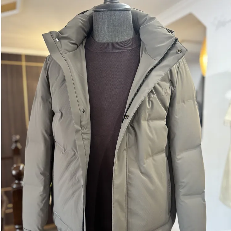 休闲连帽款羽绒服