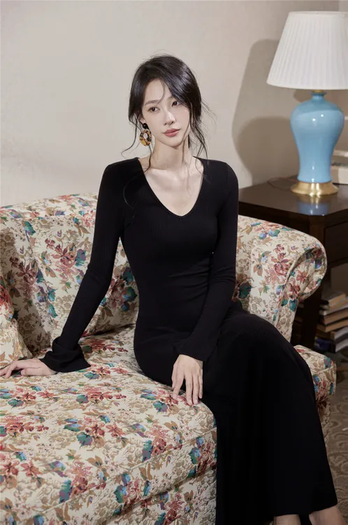【豆儿专属】气质V领长袖A字大摆连衣裙女内搭显瘦遮肉针织长裙子